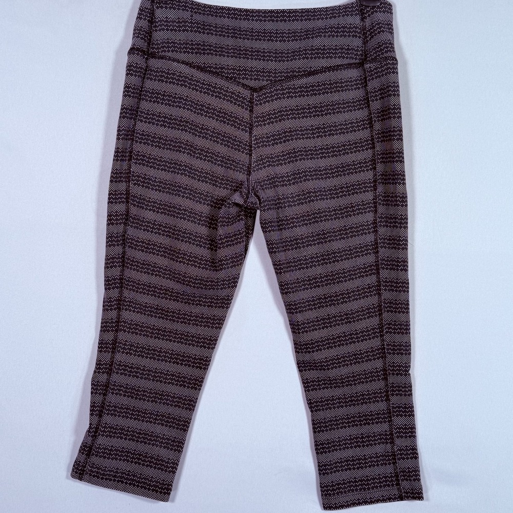 Nike Dri-Fit Yoga Pants Women's Medium Cropped Capris Black Gray w/Design 28x18" - Picture 6 of 6